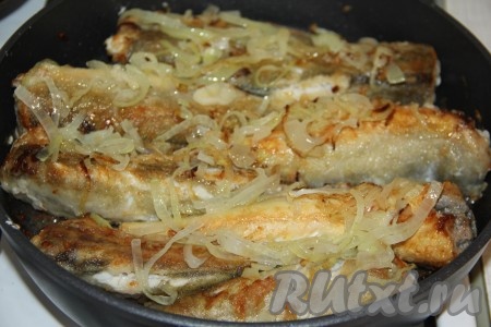 Сразу выложить поверх рыбки обжаренный лук. Накрыть сковороду крышкой и тушить навагу с луком на медленном огне, примерно, 10-15 минут. Навага хорошо пропарится и пропитается луком.
