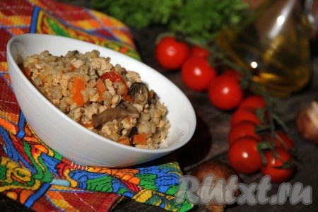 Перловка, приготовленная с фаршем в мультиварке, получается и сытной, и вкусной, сразу раскладываем по тарелкам и в горячем виде подаём к столу.
