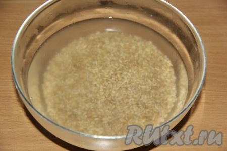 Затем крупу полностью залить крутым кипятком и оставить на 2-3 часа.

