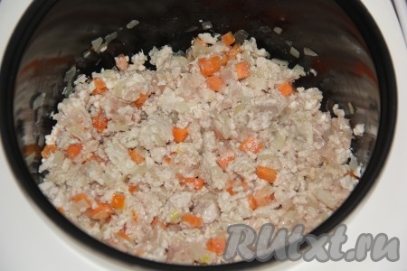 Обжарить фарш с овощами в течение 5 минут, разбивая мясные комочки и перемешивая.
