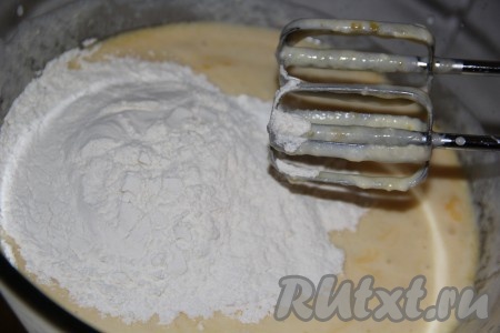Всыпать муку и соль.
