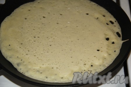 Сковороду хорошо разогреть с растительным маслом. Часть теста влить в разогретую сковороду и распределить по всей поверхности. 