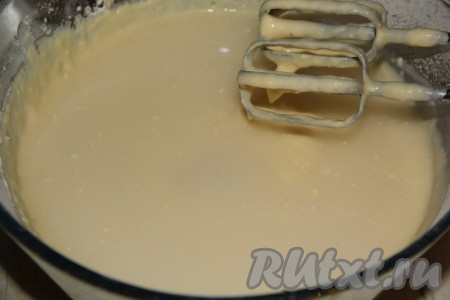 Влить стакан горячей воды (температура воды, примерно, 70 градусов) и ещё раз перемешать миксером.
