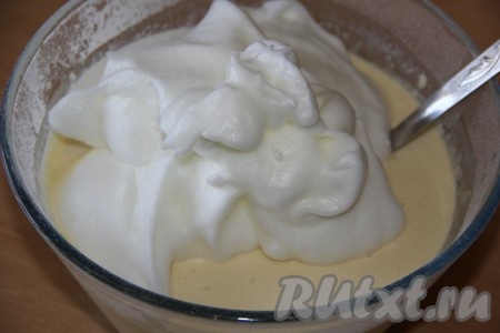 Добавить белки в "отдохнувшее" тесто.