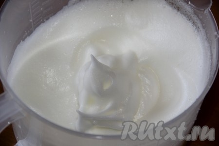 Пять яичных белков взбить до стойких пиков.
