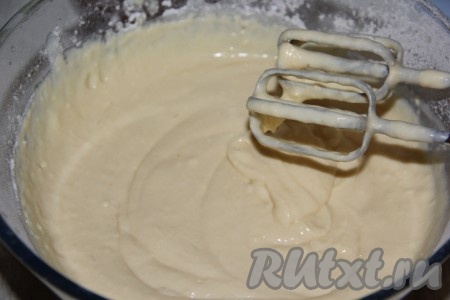 Перемешать тесто миксером до однородного состояния.
