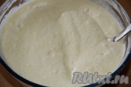 Перемешать тесто ложкой. Тесто для приготовления гурьевских блинов получится очень воздушным и не густым.