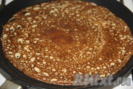 Жарить гурьевский блин с двух сторон на среднем огне до золотистого цвета, затем переложить на тарелку. Аналогично пожарить блинчики из оставшегося теста. Сковороду смазывать только по мере необходимости (я смазывала только перед жаркой первого блина).