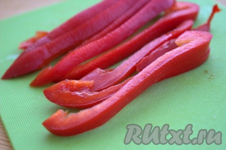 Болгарский перец вымыть, очистить от семян и перегородок, нарезать на тонкие полоски.
