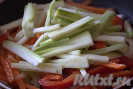 Овощи тщательно перемешать и сразу добавить нарезанный брусочками кабачок (если кабачок молодой, его можно готовить вместе с кожурой). Помешивая, обжарить овощи на среднем огне минуты 3-4, посолить и приправить специями по вкусу.
