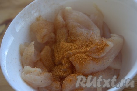 Поместить нарезанную куриную грудку в миску, немного посолить (мясо будет обжариваться с соевым соусом, а он достаточно солёный, поэтому много соли не добавляйте), добавить специи по вкусу (я добавила 0,5 чайной ложки универсальной приправы для курицы), очищенный и пропущенный через пресс чеснок (я посыпала гранулированным чесноком), хорошо перемешать.
