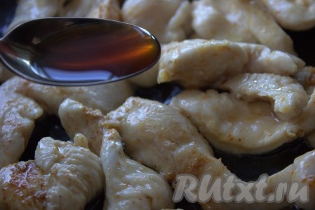 В сотейнике (или в сковороде с толстым дном) разогреть 1-2 столовые ложки растительного масла, выложить кусочки куриной грудки, влить соевый соус и обжарить мясо со всех сторон на среднем огне, помешивая, до готовности (примерно, 3-4 минуты). Мясо при разрезании должно быть без примесей крови, но при этом не должно быть пережаренным, чтобы грудка не получилась сухой.
