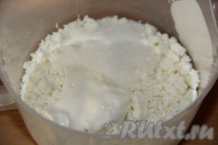 Соединить творог, сахар и сметану.