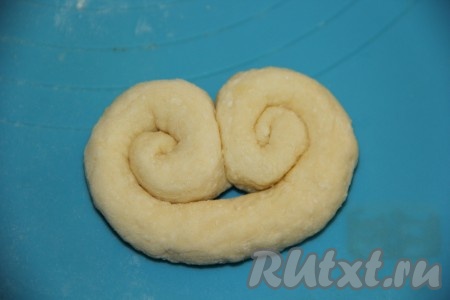 Завернуть жгутик с двух концов в кренделёк (как на фото).
