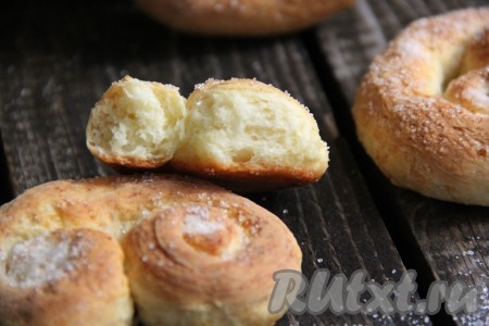 Крендели получились пористыми, нежными внутри. Приготовьте крендельки из творожного теста по этому рецепту к семейному чаепитию и насладитесь их приятным вкусом!