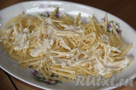 Нанести сетку из майонеза и аккуратно распределить по сыру.
