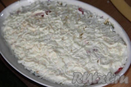 Смазать слой белков майонезом и слегка утрамбовать.
