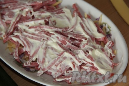 Смазать слой колбасы майонезом.
