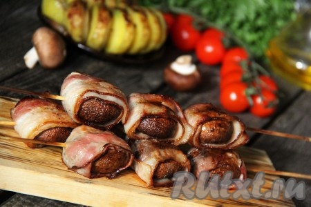 Вот такими аппетитными и очень вкусными получились шампиньоны в беконе, приготовленные на мангале.
