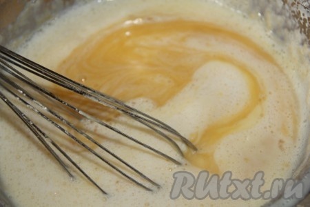 В получившуюся смесь вливаем тонкой струйкой горячее молоко, непрерывно и интенсивно перемешивая венчиком.