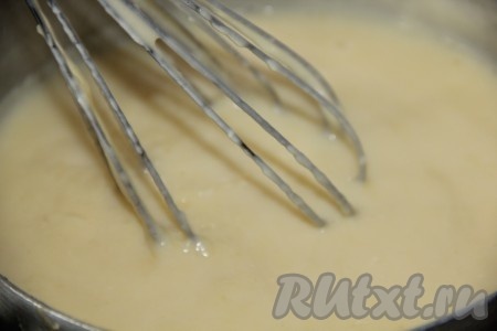 Когда всё молоко влито, ставим кастрюлю на средний огонь, интенсивно перемешивая, доводим крем до кипения и варим, постоянно помешивая, до желаемой густоты на небольшом огне. Консистенция крема должна напоминать сметану. Заварной крем не должен быть слишком густым, в таком случае он плохо пропитает коржи "Наполеона".