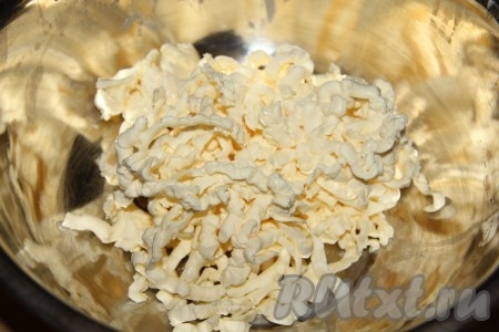 Маргарин (или сливочное масло) положите в морозилку минут на 30. Затем в глубокую миску натираем холодный маргарин (или сливочное масло) на крупной тёрке.