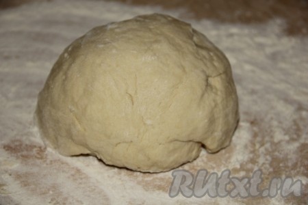 Постепенно вводя муку, замешиваем эластичное, нежное тесто.&nbsp;Сначала тесто будет липким, но по мере добавления муки оно станет отлипать от рук. Как только тесто практически перестанет липнуть к рукам, больше муку не добавляйте. Тесто для "Наполеона" заворачиваем в целлофановый пакет и отправляем в холодильник на 50-60 минут.