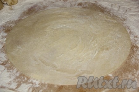 Вынимаем охлаждённое тесто из холодильника и делим на 18 шариков. На поверхности, обильно присыпанной мукой, скалкой раскатываем каждый шарик в очень тонкий корж. Если тесто немного порвётся при раскатке или переносе на противень - не страшно. Накалываем всю поверхность коржа вилкой.