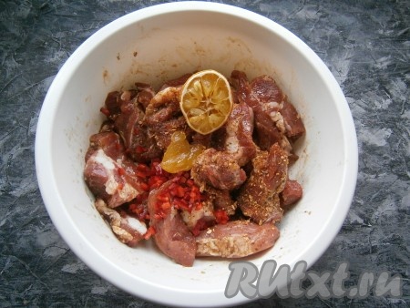 Сюда же добавить мелко нарезанный перец чили, мёд и выдавить из лимона сок.
