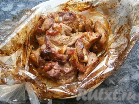 Переложить рукав на противень для запекания, сверху на рукаве сделать несколько проколов шпажкой (или зубочисткой) для выхода пара. Готовить свиные рёбра в разогретой до 180 градусов духовке около 1 часа 15 минут. По окончании запекания рукав аккуратно (чтобы не ошпариться) разрезать.
