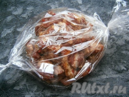 Тщательно ещё раз перемешать, оставить на 2-3 часа при комнатной температуре. После этого свиные рёбрышки сложить в рукав для запекания, концы которого крепко зафиксировать с двух сторон.
