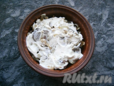 Смазать сверху сметаной.
