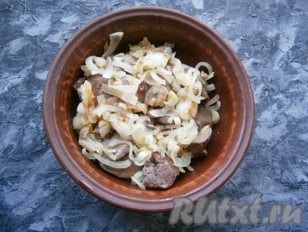 Переложить печень в подходящую для духовки миску (или кастрюльку), сверху выложить обжаренный лук.
