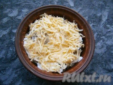 И щедро посыпать натёртым на крупной тёрке сыром.
