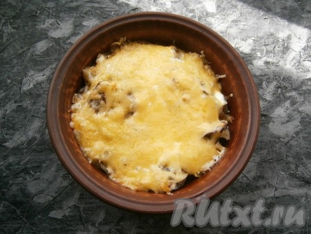 Отправить запекаться куриную печёнку в разогретую до 180 градусов духовку на 8-10 минут.
