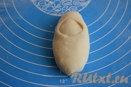 Затем накрываем пирожок правой частью теста и формируем из пирожка "куколку-лялечку", аккуратно защипывая по краям тесто.
