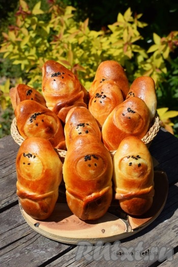 Такие вкусные пирожки уж точно не останутся незамеченными, все с интересом будут их разглядывать и нахваливать хозяюшку, приготовившую такое интересное лакомство.