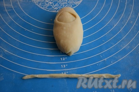 Отложенный кусочек теста раскатываем в тоненькую трубочку.
