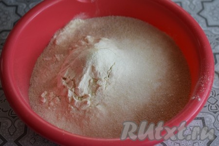 Вначале для приготовления пирожков с творогом и вишней замесим тесто, для этого в глубокой миске смешаем муку, сахар, соль, сухие дрожжи и ванилин.
