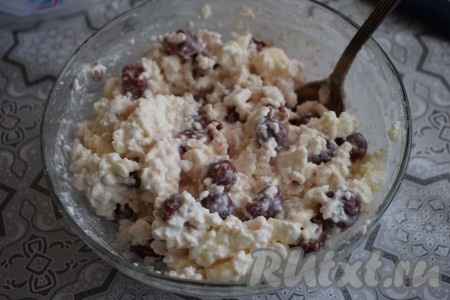 Вишню промоем и удалим из ягода косточки (можно взять и замороженную вишню, только её нужно предварительно разморозить при комнатной температуре и слить образовавшийся сок). Смешиваем вишню с творожной массой и наша начинка готова.