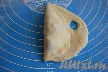 На оставшейся правой стороне теста сверху делаем разрез - это будет личико нашей "лялечки".
