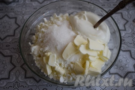 В это время приготовим начинку, для этого соединяем в миске творог, сахар, кусочки сливочного масла комнатной температуры и сметану, тщательно перемешиваем творожную массу.

