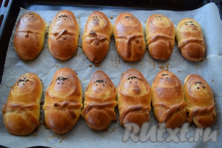 Румяные, пухлые, красивые пирожки-лялечки будут чудесно пахнуть творогом, ванилином и вишней.
