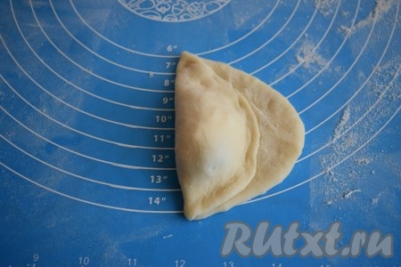 Накрываем начинку левой частью теста и плотно придавливаем тесто, плотно закрывая начинку.
