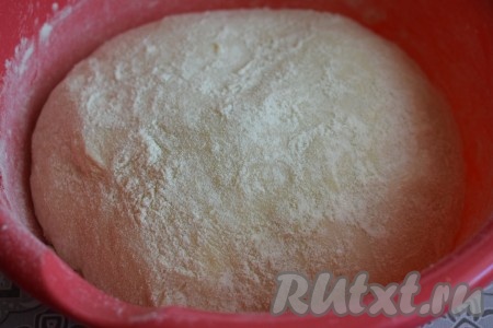 Убираем начинку в холодильник до тех пор, пока она нам не понадобится. Тесто после расстойки (по истечении 1,5-2 часов) хорошо подошло и увеличилось в объёме в несколько раз.
