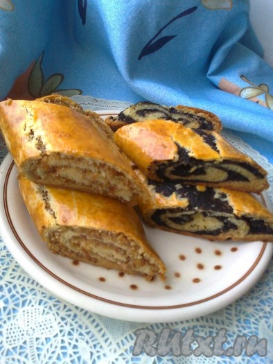 Ориентируйтесь по своей духовке. У меня была разогрета до 200 градусов и верх треснул. Готовность проверяем зубочисткой (она должна остаться сухой при прокалывании выпечки), а низ рулетов испечённым. Готовым рулетам даём остыть.