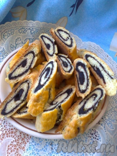 Нарезаем и подаём наши аппетитные рулеты из творожного теста с сочными начинками к столу. 