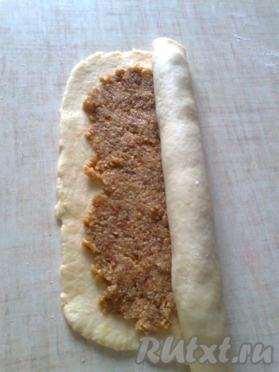 Сворачиваем каждый пласт теста с начинкой в рулет, начиная с длинной стороны.&nbsp;