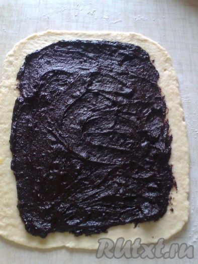 Выкладываем шоколадную начинку, не доходя до краёв теста 1-2 сантиметра.