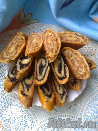 Нарезаем и подаём наши аппетитные рулеты из творожного теста с сочными начинками к столу. 